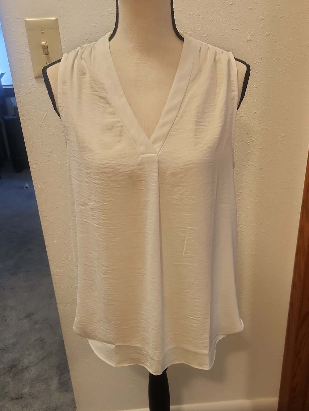 Alfani White V-Neck Sleeveless Tank Top Medium